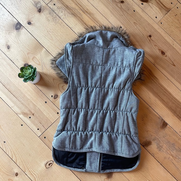 Adorable vest w fur collar - Picture 2 of 10